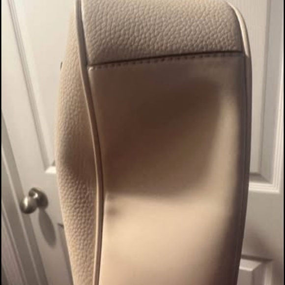 Michael Kors Lucinda Leather Shoulder Medium Handbag in Cream. - Picture 4 of 8